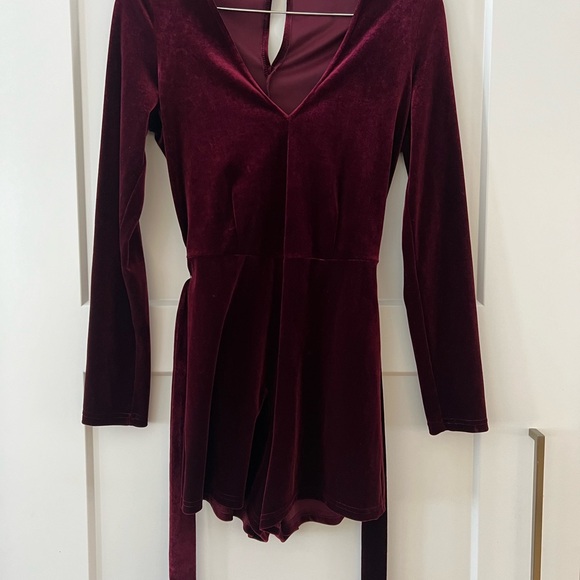 GBG Guess Maroon Velvet Holiday Romper Size small NEW - Picture 4 of 6